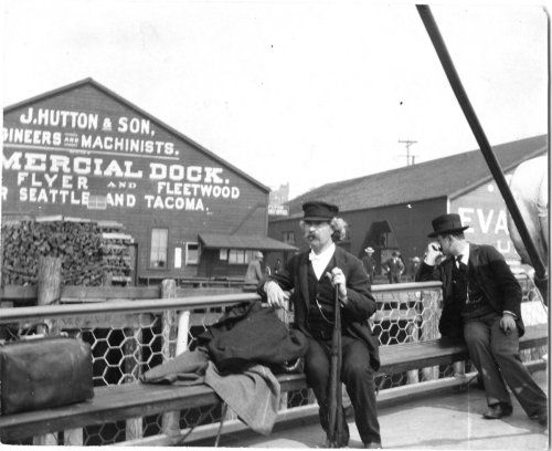 Mark Twain (1) em 1850, quando era um aprendiz de tipografia; (2) em Nova York, 1884; (3) na estação de trem de Hannibal, em junho de 1902; (4) em Londres, 1873; (5) em Washington, 1895; (6) em 1890; (7) em Dollis Hills House, 1900; (8) com John T....