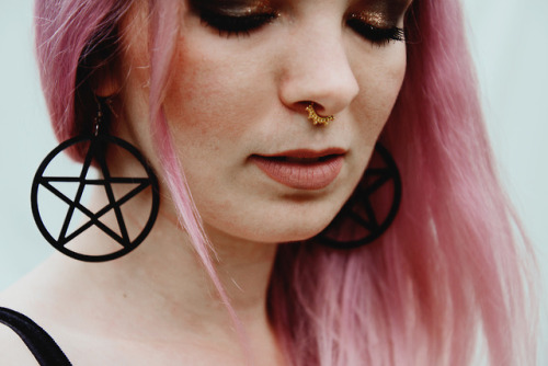 Earrings from Pale RosesHair color : Colorista L’Oréal| Black Moon Dust |