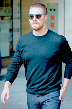 Amell-Daily:      Stephen Amell Arrives At The Bbc Radio One Studios In London  