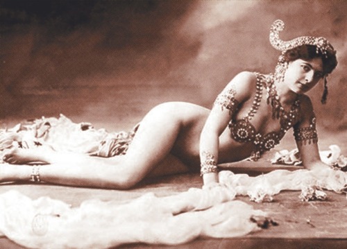 Türk Mata Hari’si Emine Adalet Pee (1912-1986)Türk ve Müslüman kimliğiyle sahneye çıkan ilk kadınlar