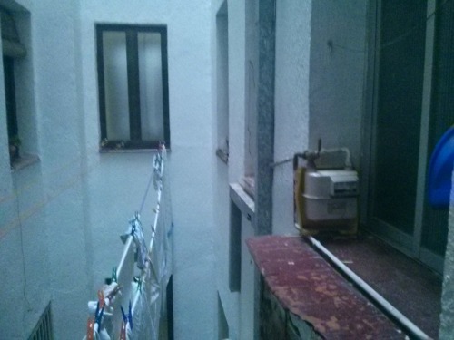 mequeme:  Aquí tenéis las fotos que prueban lo dicho de la habitación fantasma de mi piso. En la foto de arriba se pueden ver 3 ventanas, mientras que en la de abajo se ve que está el baño (a la derecha) y una puerta más que es la de la cocina,