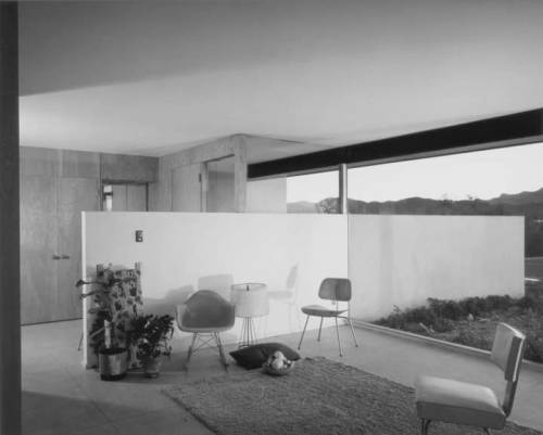  Binnen-buiten in het Mcsorely House in Thousand Oaks. Ontwerp van Richard Neutra. Foto’s van Julius