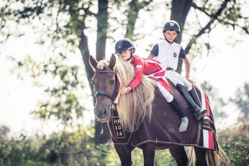 Julia Swietochowska is a Polish photographer who fell in love with horses. Her pictures take account