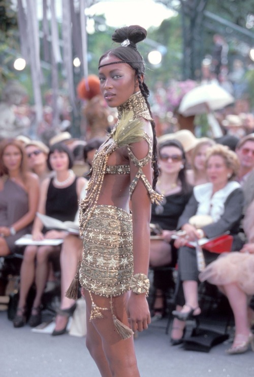 naomihitme: Naomi @ Christian Dior Fall/Winter 1997 Haute Couture