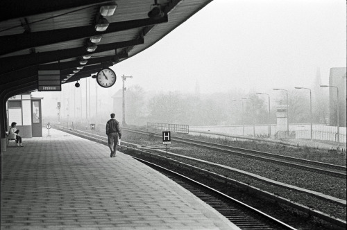chrisjohndewitt: Berlin S-Bahnhof Wollankstraße 1986. The Berlin Wall death zone can be seen on the 