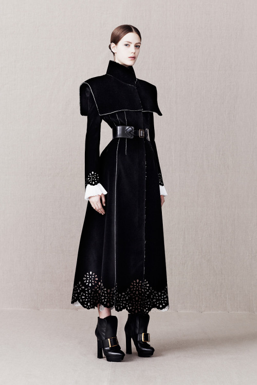 othercat2:io-from-mars:Alexander McQueen Pre-Fall 2013Wow. I have never had a “yes want” reaction to