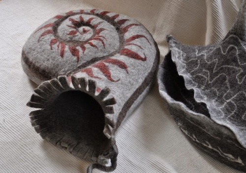 sosuperawesome:  Cat (or Dog) Caves and DIY Tutorial by Felt For Cat on Etsy More Pet Beds Follow So