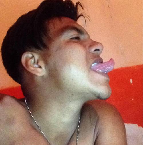 vergasyfetichesgay:  Guapo hetero mamado, nalgon y con una deliciosa vergota!!!   …Para ver mas latinos vergones entra a   vergasyfetichesgay  