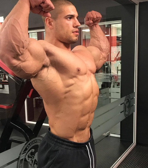 baldmuscles:  Please repost and follow: https://baldmuscles.tumblr.com/