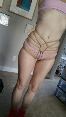 bdsmgeek: My cutie @miniature-minx did a fantastic hip harness on herself!