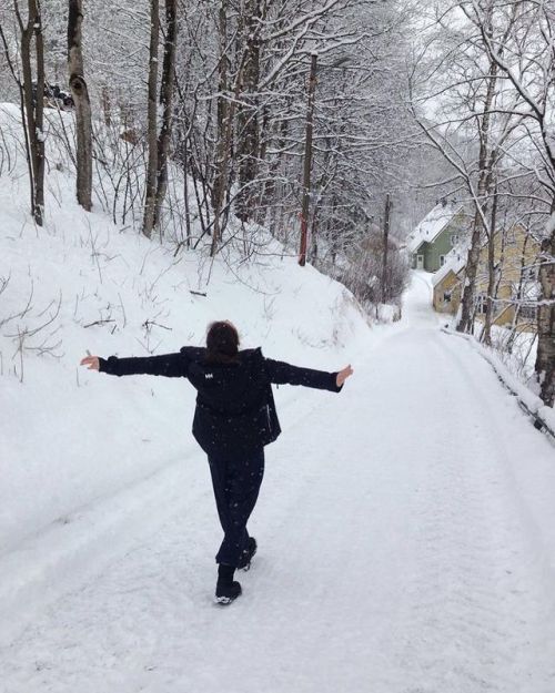 rebeccalouisaferguson:officialrebeccaferguson I’m going bonkers…miss skiing, snowboardi