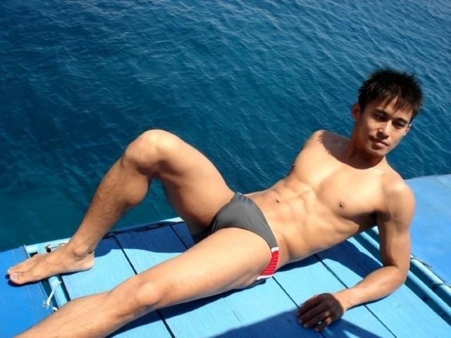 oneniter:  bulges… a bulge a day n wank away…