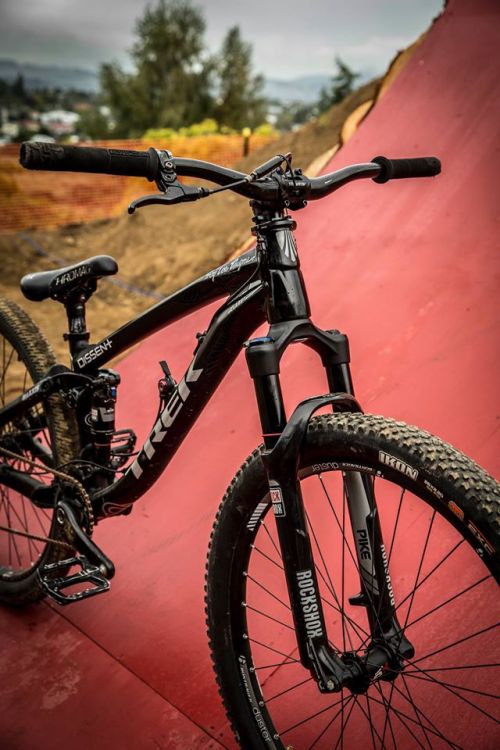 eng-kbz:Brandon Semenukand his Trek Ticket S with SRAM X01 
