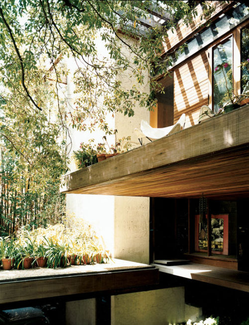 papalagiblog:Architect Ray Kappe built a multilevel house for his family back in 1967.