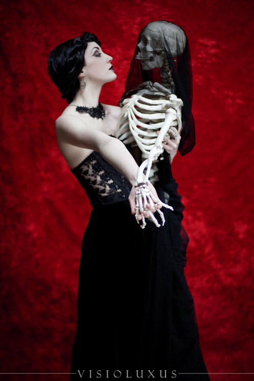 visioluxus:  Danse Macabre Model: ammalynn H/MU: thebirdbones