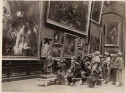huariqueje:  Visitors at The Louvre ,1923