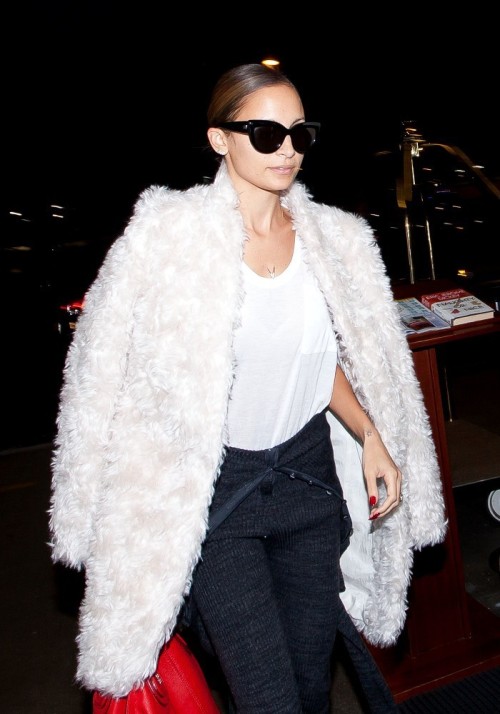 effervesccent:  yeezuss:  fashionandbones:  Nicole Richie in episode ”How to look flawless at LAX”  .   ❤️❤️❤️