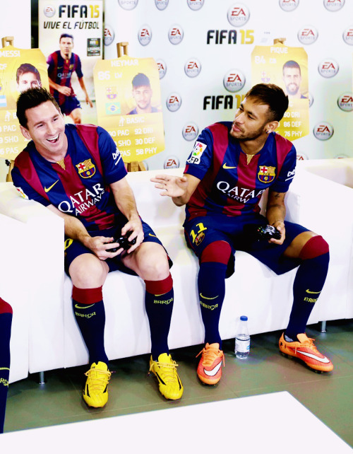 leomessiforever: Leo e Neymar jogando Fifa 15