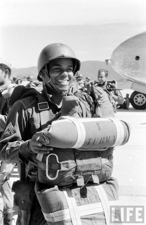 Brazil paratroopers prepare for training jump(Dmitri Kessel. 1957)