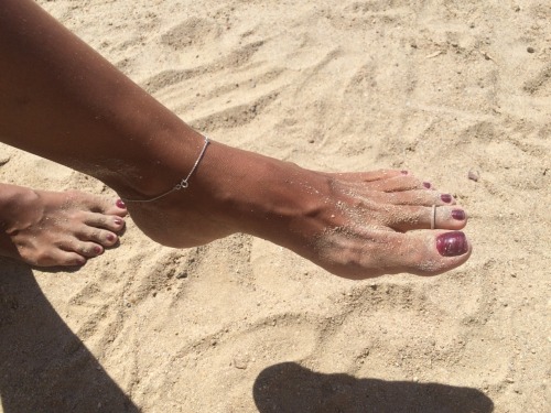 purplehulk123: onlymywifey: Wifey likes beach I worship her feet