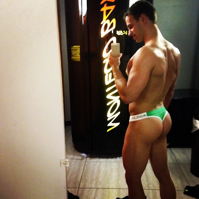 straight-bro:  Bryan Hawn’s Instagram “belfies”