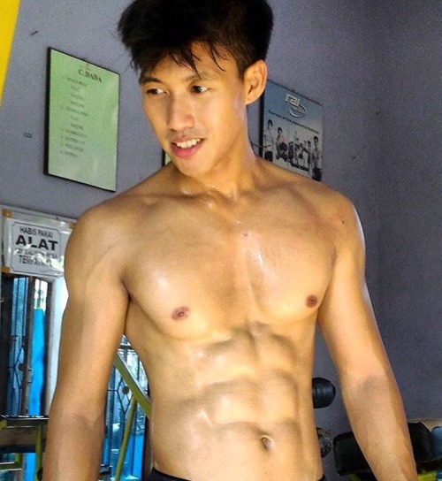 yourgayfatasies: damn all i can think of is how salty-good those sweaty abs must taste!