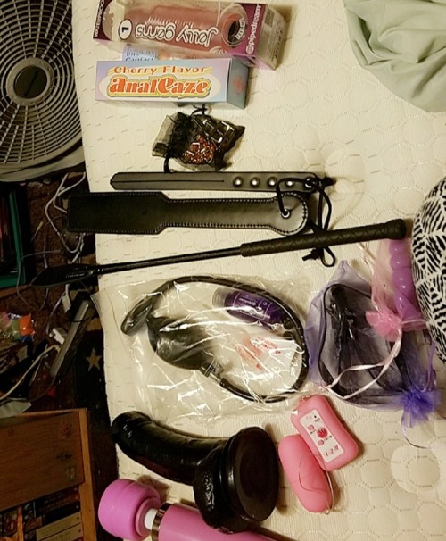 submissive-s0ul:New friends lots of toys!! what a fun treat for a slut