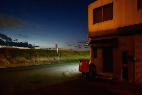 akipon-u: Mailboxふと夕闇を振り返ると…年賀状は？なんて言われた気がして、とても焦るのであった。