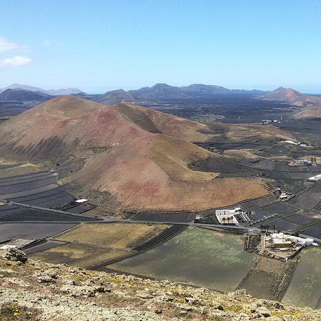 Vista de los volcanes y enarenados de la #ReservaBiosfera #Lanzarote desde la Montaña de Tamia. Al fondo el Parque Nacional de Timanfaya.
#canaryislands #Canarias #Canariasgram #latitudDeVida #tienesquevenir #volcanic #volcán #enarenados #agricultura...