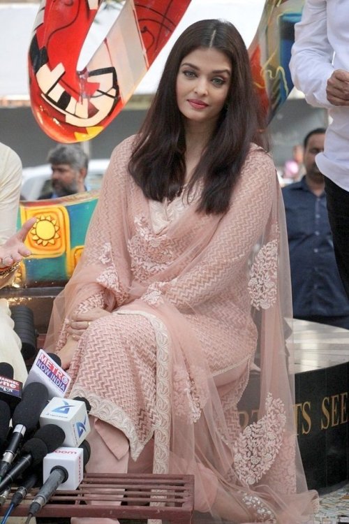 Aishwarya Rai Really Nangi Photo - Critic Corner â€” Aishwarya Rai Bachchan at Rouble Nagi Art...