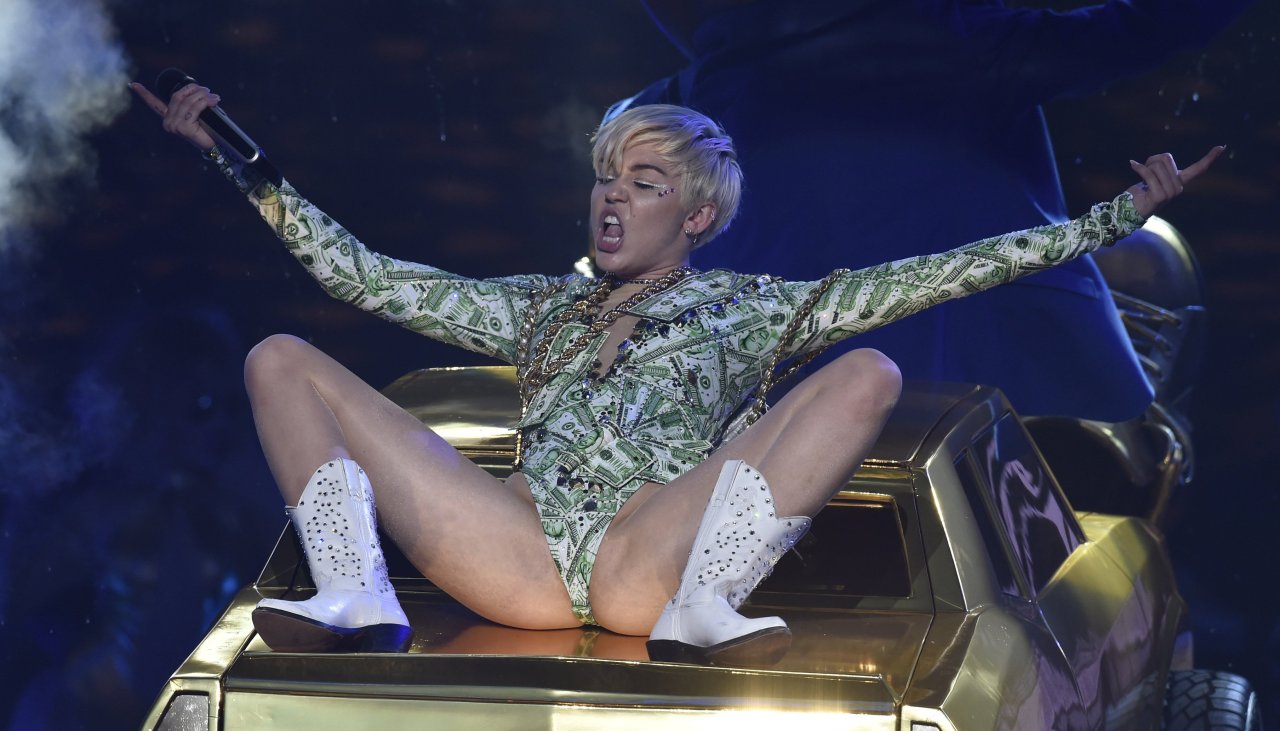 pornwhoresandcelebsluts:  Miley Cyrus spread eagle.. fingering herself and showing