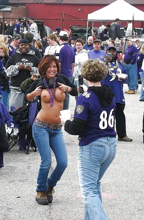 badgirlsflashing:drunkandpartybabes:Raven girls having fun. Look at ol buddy in the back with the ca