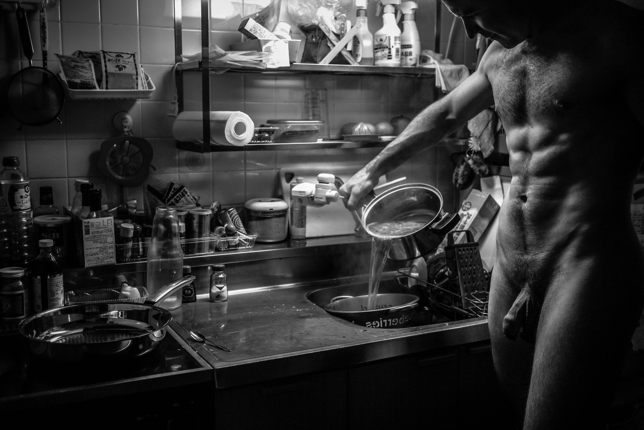 tommyjones651:Naked cooking, Part Five. Draining pasta, naked. Watch out for splashes
