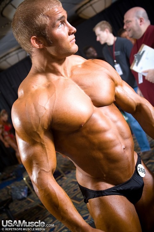 llukefr:  musclelover:  New muscle picture courtesy of musclelockeroom See tonnes more #muscle from hot #bodybuilders @ www.rexterz.com  i’m looking 4 a bodybuilder to worship and give massage. email me luke393@hotmail.com 