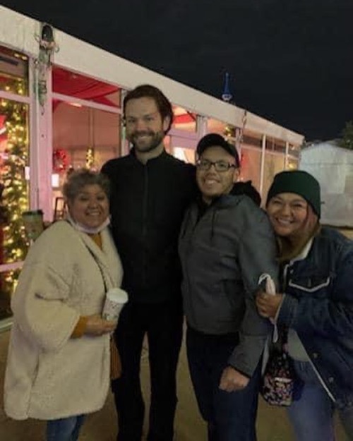 positivexcellence:Jared with fans at the Peppermint Parkway in Austin 12/19/21 (x)