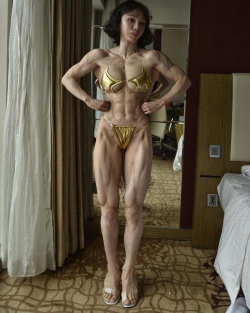 Yuanherong, i really want to marry an asian bodybuilder like her. If you wanna talk about message me