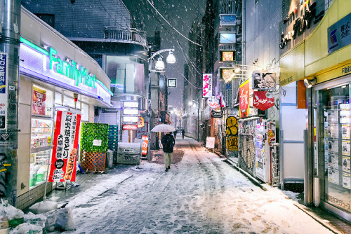 tokyo-fashion:Last week’s Tokyo snow storm as seen on the streets of Harajuku after dark.
