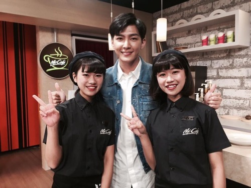 2017.05.09 Aaron Yan with McCafe staff and Jesse Tang, on Yahoo! TV :: Click here to re-watch the fu
