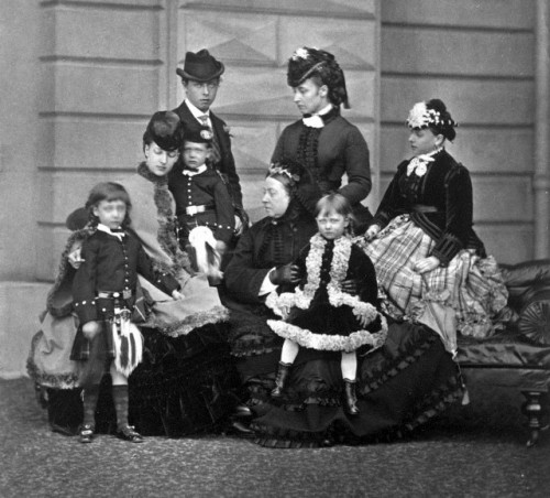 wildlinging: teatimeatwinterpalace: Queen Victoria, Alexandra Princess of Wales her children Prince 