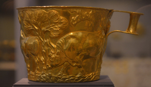 greek-museums:National Archaeological Museum:Two golden cups from the Vapheio tholos tomb, from Lako