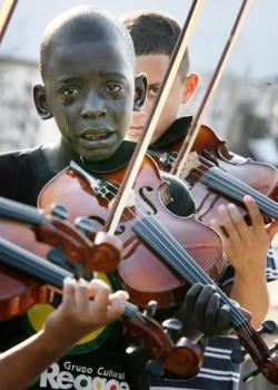 liddohsav:  revolutionaryriots:  “The music is played with the heart and is felt with the soul” This is a picture of a brazilian kid who was part of the “cultural group of reggae”, playing his instrument in the funeral of his mentor who saved