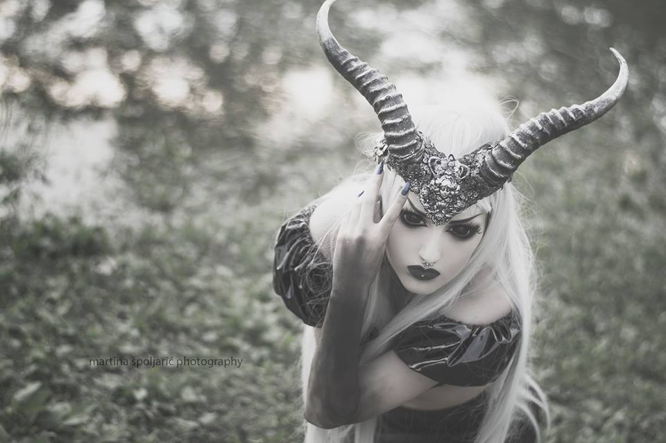 gothicandamazing:    Model: Obsidian KerttuHorns: Hysteria MachineTop: Phazeclothing.comLenses:
