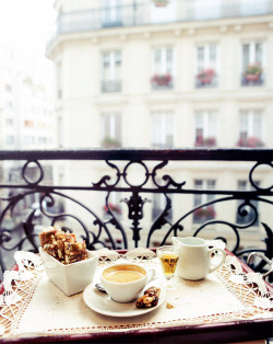  Breakfast in Paris 