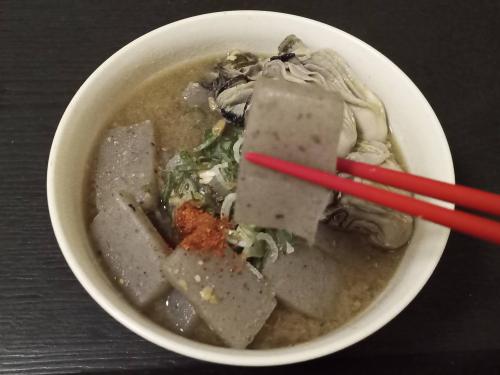 牡蠣の土手鍋風味噌うどん。Oysters and Konnyaku miso soup udon noodles.