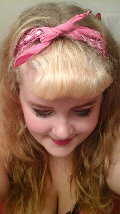 a-god-awful-small-affair:  Even dead pin up girls like feeling special💖