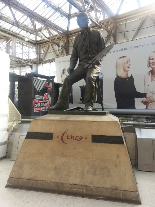 この像はテレンス・クネオです。でも今駅ではありません。移動しました。Statue in Waterloo Station - Terence Cuneo. It is no longer in Wat