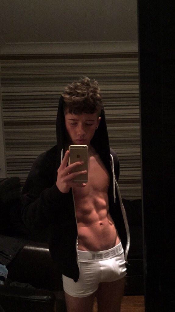 marck1:  boyrevoir:  pr3tty-b0yswag:  pr3tty-b0yswag:  Follow for more abs, hot guys