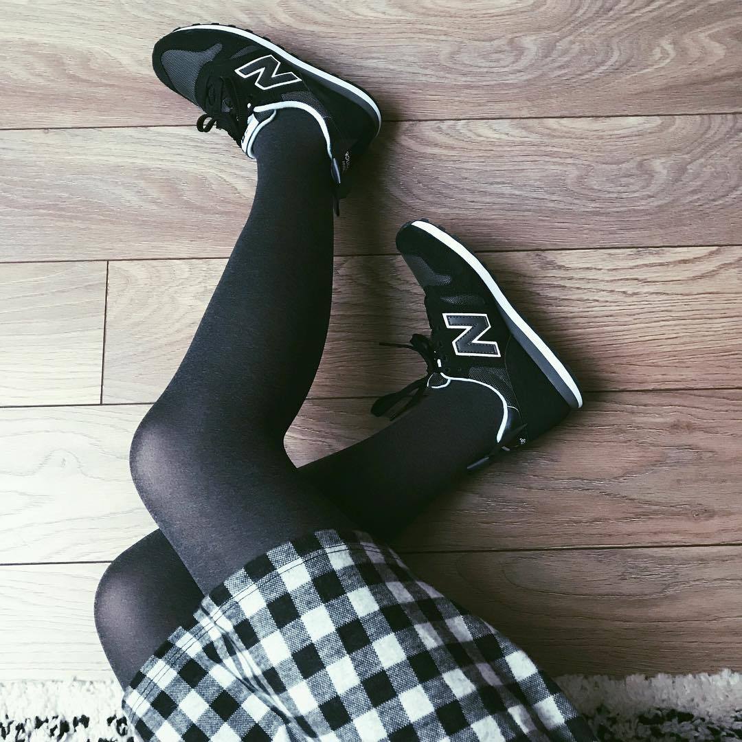 Leggings and 2025 sneakers tumblr
