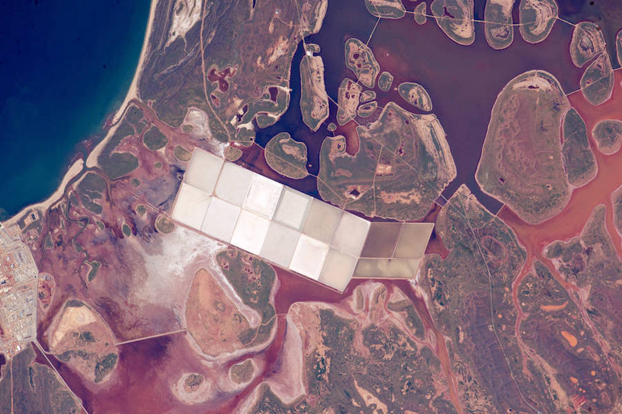 bobbycaputo:    NASA’s 15 Best Aerial Earth Views of 2015  