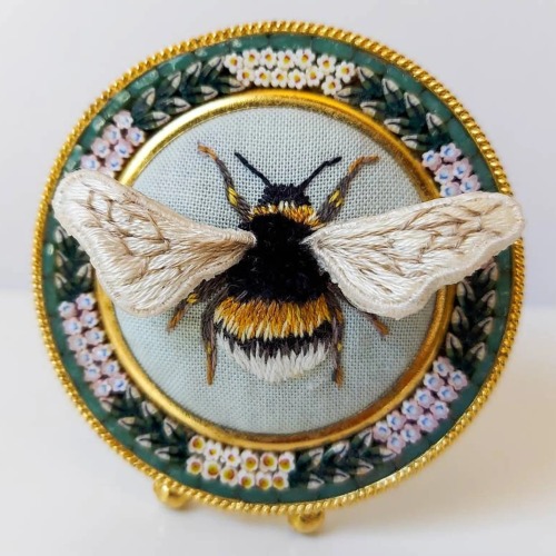 sosuperawesome:Framed Bees // Meg Embroiders